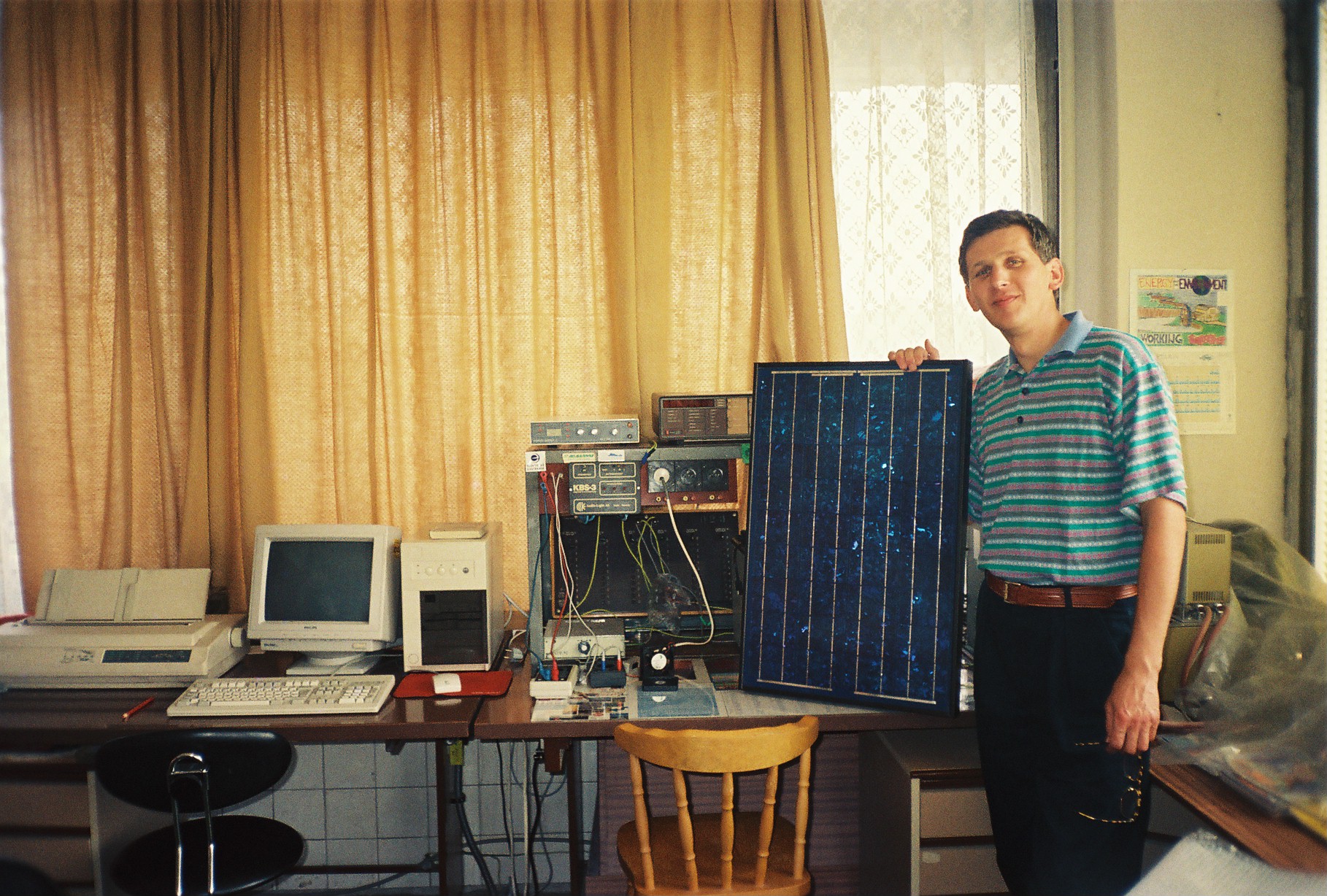  Fotovoltike sa na fakulte venujeme už od osemdesiatych rokov. Na fotke vtedy odborný asistent Ing. Vladimír Šály v laboratóriu fotovoltiky. 